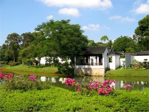 Có hai cửa để vào Chinese Garden: một cổng phụ từ ga tàu điện cùng tên và một cổng chính ở phía Tây. Nằm ngay gần cổng chính là cây cầu White Rainbow – cầu vồng trắng. Đúng như tên gọi của nó, thành cây cầu này sơn hoàn toàn bằng một màu trắng sang trọng, nó mô phỏng phong cách cây cầu 17-Arch trong cung điện Mùa hè ở Bắc Kinh. Đứng trên Cầu Vồng Trắng sẽ dễ dàng quan sát thấy chùa tháp đôi – Twin Pagodas tráng lệ được xây dựng nổi trên mặt hồ cách đó không xa. Đi qua Cầu Vồng Trắng là đến một khu nhà với nhiều khung cửa tò vò - kiểu kiến trúc nổi tiếng và tiêu biểu của Trung Hoa. Ngay sau khu cửa chính của tòa nhà này là một ao cá nhỏ mang tên “Thiên đường của những chú cá”. Người ta cũng dành riêng một phần không gian để làm bảo tàng rùa sống. Tại đây còn có hai khoảng sân chung nằm giữa các gian nhà – kiểu sân phổ biến ở những ngôi nhà Trung Hoa truyền thống. Hình ảnh Tea house – ngôi nhà để thưởng thức trà trong khuôn viên Chinese garden. Nó là kiến trúc thu nhỏ dựa theo phong cách thiết kế cầu kỳ của phòng trưng bày nghệ thuật xoáy trôn ốc ở cung điện Mùa hè (Bắc Kinh). Ngồi tại Tea house có thể ngắm nhìn Stone boat – cũng là một kiểu kiến trúc truyền thống đặc trưng của Trung Hoa nằm chênh chếch trên mặt hồ phía đối diện. Đây là hình ảnh nhìn từ phía ngoài vườn bonsai trong Chinese garden. Khu này bắt đầu mở cửa vào tháng 6 năm 1992 và được đầu tư không ít tiền của để trở thành vườn Bonsai tầm cỡ thế giới với hàng ngàn chậu bonsai được nhập khẩu chủ yếu từ Trung Quốc cùng các chuyên gia hàng đầu trong lĩnh vực này. Do nằm trên hai hòn đảo thuộc hồ Jurong nên khuôn viên Chinese garden có rất nhiều cầu: từ những chiếc cầu lớn cho đến những chiếc cầu be bé xinh xinh tô điểm cho khung cảnh thêm nên thơ. Chiếc cầu này nằm trong “Garden of Abundance” – khu vườn phồn thịnh. Nơi đây có trồng cây lựu một trăm năm tuổi và trưng bày tượng đá mười hai con giáp. Ngọn tháp vươn lên phía sau những bóng cây xanh mướt mát là tháp Nhập vân. Tòa tháp này gồm bảy tầng và được thiết kế phỏng theo một ngôi chùa ở Nam Kinh (Trung Quốc). Leo lên đỉnh tháp Nhập Vân có thể ngắm nhìn bao quát toàn bộ khuôn viên Chinese Garden. Trong hình là chiếc cầu nối giữa Chinese Garden và Japanese Garden. Dọc bên con đường gần tháp Nhập Vân là tượng của tám vị anh hùng Trung Hoa cổ đại. Không gian xanh thanh bình của một trong những công viên nổi tiếng nhất trên đảo quốc Sư tử. Thăm vườn Trung Hoa ở Singapore