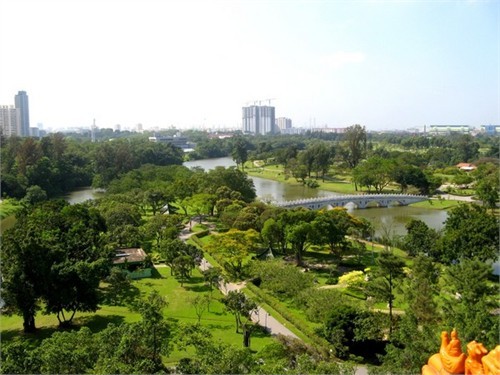 Có hai cửa để vào Chinese Garden: một cổng phụ từ ga tàu điện cùng tên và một cổng chính ở phía Tây. Nằm ngay gần cổng chính là cây cầu White Rainbow – cầu vồng trắng. Đúng như tên gọi của nó, thành cây cầu này sơn hoàn toàn bằng một màu trắng sang trọng, nó mô phỏng phong cách cây cầu 17-Arch trong cung điện Mùa hè ở Bắc Kinh. Đứng trên Cầu Vồng Trắng sẽ dễ dàng quan sát thấy chùa tháp đôi – Twin Pagodas tráng lệ được xây dựng nổi trên mặt hồ cách đó không xa. Đi qua Cầu Vồng Trắng là đến một khu nhà với nhiều khung cửa tò vò - kiểu kiến trúc nổi tiếng và tiêu biểu của Trung Hoa. Ngay sau khu cửa chính của tòa nhà này là một ao cá nhỏ mang tên “Thiên đường của những chú cá”. Người ta cũng dành riêng một phần không gian để làm bảo tàng rùa sống. Tại đây còn có hai khoảng sân chung nằm giữa các gian nhà – kiểu sân phổ biến ở những ngôi nhà Trung Hoa truyền thống. Hình ảnh Tea house – ngôi nhà để thưởng thức trà trong khuôn viên Chinese garden. Nó là kiến trúc thu nhỏ dựa theo phong cách thiết kế cầu kỳ của phòng trưng bày nghệ thuật xoáy trôn ốc ở cung điện Mùa hè (Bắc Kinh). Ngồi tại Tea house có thể ngắm nhìn Stone boat – cũng là một kiểu kiến trúc truyền thống đặc trưng của Trung Hoa nằm chênh chếch trên mặt hồ phía đối diện. Đây là hình ảnh nhìn từ phía ngoài vườn bonsai trong Chinese garden. Khu này bắt đầu mở cửa vào tháng 6 năm 1992 và được đầu tư không ít tiền của để trở thành vườn Bonsai tầm cỡ thế giới với hàng ngàn chậu bonsai được nhập khẩu chủ yếu từ Trung Quốc cùng các chuyên gia hàng đầu trong lĩnh vực này. Do nằm trên hai hòn đảo thuộc hồ Jurong nên khuôn viên Chinese garden có rất nhiều cầu: từ những chiếc cầu lớn cho đến những chiếc cầu be bé xinh xinh tô điểm cho khung cảnh thêm nên thơ. Chiếc cầu này nằm trong “Garden of Abundance” – khu vườn phồn thịnh. Nơi đây có trồng cây lựu một trăm năm tuổi và trưng bày tượng đá mười hai con giáp. Ngọn tháp vươn lên phía sau những bóng cây xanh mướt mát là tháp Nhập vân. Tòa tháp này gồm bảy tầng và được thiết kế phỏng theo một ngôi chùa ở Nam Kinh (Trung Quốc). Leo lên đỉnh tháp Nhập Vân có thể ngắm nhìn bao quát toàn bộ khuôn viên Chinese Garden. Trong hình là chiếc cầu nối giữa Chinese Garden và Japanese Garden. Dọc bên con đường gần tháp Nhập Vân là tượng của tám vị anh hùng Trung Hoa cổ đại. Không gian xanh thanh bình của một trong những công viên nổi tiếng nhất trên đảo quốc Sư tử. Thăm vườn Trung Hoa ở Singapore