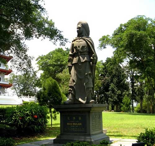 Có hai cửa để vào Chinese Garden: một cổng phụ từ ga tàu điện cùng tên và một cổng chính ở phía Tây. Nằm ngay gần cổng chính là cây cầu White Rainbow – cầu vồng trắng. Đúng như tên gọi của nó, thành cây cầu này sơn hoàn toàn bằng một màu trắng sang trọng, nó mô phỏng phong cách cây cầu 17-Arch trong cung điện Mùa hè ở Bắc Kinh. Đứng trên Cầu Vồng Trắng sẽ dễ dàng quan sát thấy chùa tháp đôi – Twin Pagodas tráng lệ được xây dựng nổi trên mặt hồ cách đó không xa. Đi qua Cầu Vồng Trắng là đến một khu nhà với nhiều khung cửa tò vò - kiểu kiến trúc nổi tiếng và tiêu biểu của Trung Hoa. Ngay sau khu cửa chính của tòa nhà này là một ao cá nhỏ mang tên “Thiên đường của những chú cá”. Người ta cũng dành riêng một phần không gian để làm bảo tàng rùa sống. Tại đây còn có hai khoảng sân chung nằm giữa các gian nhà – kiểu sân phổ biến ở những ngôi nhà Trung Hoa truyền thống. Hình ảnh Tea house – ngôi nhà để thưởng thức trà trong khuôn viên Chinese garden. Nó là kiến trúc thu nhỏ dựa theo phong cách thiết kế cầu kỳ của phòng trưng bày nghệ thuật xoáy trôn ốc ở cung điện Mùa hè (Bắc Kinh). Ngồi tại Tea house có thể ngắm nhìn Stone boat – cũng là một kiểu kiến trúc truyền thống đặc trưng của Trung Hoa nằm chênh chếch trên mặt hồ phía đối diện. Đây là hình ảnh nhìn từ phía ngoài vườn bonsai trong Chinese garden. Khu này bắt đầu mở cửa vào tháng 6 năm 1992 và được đầu tư không ít tiền của để trở thành vườn Bonsai tầm cỡ thế giới với hàng ngàn chậu bonsai được nhập khẩu chủ yếu từ Trung Quốc cùng các chuyên gia hàng đầu trong lĩnh vực này. Do nằm trên hai hòn đảo thuộc hồ Jurong nên khuôn viên Chinese garden có rất nhiều cầu: từ những chiếc cầu lớn cho đến những chiếc cầu be bé xinh xinh tô điểm cho khung cảnh thêm nên thơ. Chiếc cầu này nằm trong “Garden of Abundance” – khu vườn phồn thịnh. Nơi đây có trồng cây lựu một trăm năm tuổi và trưng bày tượng đá mười hai con giáp. Ngọn tháp vươn lên phía sau những bóng cây xanh mướt mát là tháp Nhập vân. Tòa tháp này gồm bảy tầng và được thiết kế phỏng theo một ngôi chùa ở Nam Kinh (Trung Quốc). Leo lên đỉnh tháp Nhập Vân có thể ngắm nhìn bao quát toàn bộ khuôn viên Chinese Garden. Trong hình là chiếc cầu nối giữa Chinese Garden và Japanese Garden. Dọc bên con đường gần tháp Nhập Vân là tượng của tám vị anh hùng Trung Hoa cổ đại. Không gian xanh thanh bình của một trong những công viên nổi tiếng nhất trên đảo quốc Sư tử. Thăm vườn Trung Hoa ở Singapore