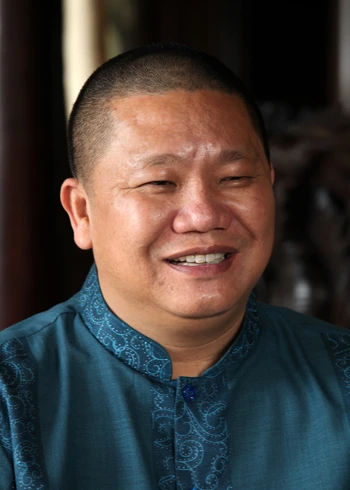 Những năm 90, tích cóp được 2 chỉ vàng, gia đình ông Vũ mua trả góp máy cán tôn cũ, tự cắt tôn, đi bán lẻ khắp nơi. Đến khi công việc kinh doanh thuận lợi, gia đình mới quyết định thành lập công ty để mở rộng sản xuất. Ảnh: H.S.