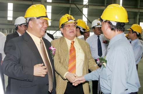"Đến giờ này, tôi mới thực sự nhẹ nhõm khi doanh nghiệp vượt qua cơn giông bão lớn của giai đoạn cực kỳ khó khăn 2008-2011", Chủ tịch Công ty cổ phần Tập đoàn Hoa Sen Lê Phước Vũ (ngoài cùng bên trái) chia sẻ. Ảnh: H.S.
