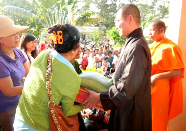 Phát 400 phần quà cho làng mù Tỉnh Sóc Trăng (32).jpg