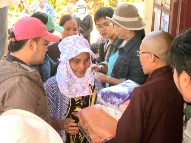 TP.HCM: Tặng quà Tết cho đồng bào Tây nguyên ảnh 2 IMG_1554_640x480.jpg