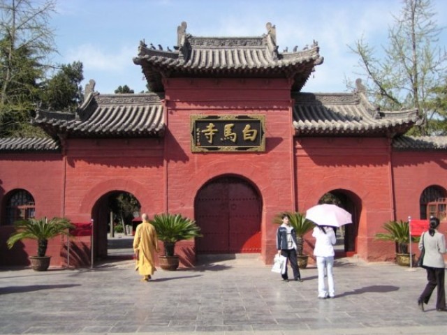 Tam quan Bạch Mã tự.jpg