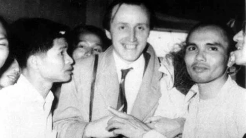 Thượng tọa Thích Trí Quang (bìa phải) và giáo sư Erich Wulff (giữa) - người đã công bố sự thật về cuộc đàn áp Phật giáo tại Huế - Ảnh: tư liệu N.Đ.X.