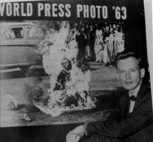 Malcolm Brown với bức ảnh hòa thượng Thích Quảng Đức tự thiêu gây chấn động thế giới - Ảnh tư liệu của A.J.Langguth