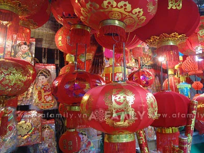 Chọn mua đồ trang trí khi Tết đến Xuân về ảnh 1