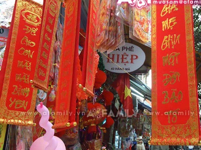 Chọn mua đồ trang trí khi Tết đến Xuân về ảnh 2