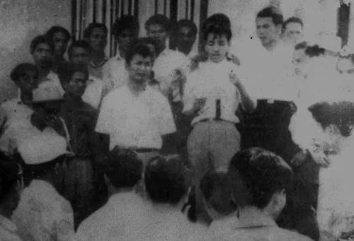 Sinh viên Ngô Văn Bằng đọc kiến nghị bên cạnh giáo sư Nguyễn Hữu Trí. Phía sau là Võ Văn Thơ, Huỳnh Ngọc Ghênh, Nguyễn Đắc Xuân, Hồ Đức Nhị, Vĩnh Kha, Nguyễn Văn Tú - Ảnh: tư liệu Nguyễn Đắc Xuân