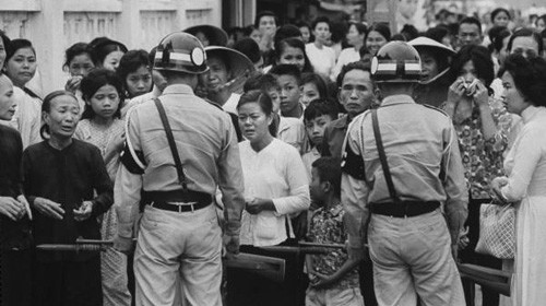 Cảnh sát chặn đám đông kéo đến khi các nhà sư bị bắt đi trong “kế hoạch nước lũ” tháng 8-1963 - Ảnh tư liệu Cảnh sát chặn đám đông kéo đến khi các nhà sư bị bắt đi trong “kế hoạch nước lũ” tháng 8-1963 - Ảnh tư liệu