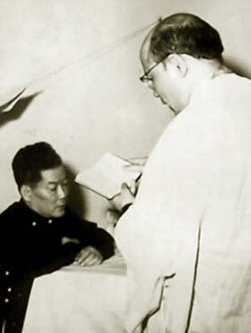 Ông Ngô Đình Cẩn nhận các nghi thức tôn giáo trước giờ ra pháp trường ngày 9-5-1964 - Ảnh: tư liệu Ông Ngô Đình Cẩn nhận các nghi thức tôn giáo trước giờ ra pháp trường ngày 9-5-1964 - Ảnh: tư liệu
