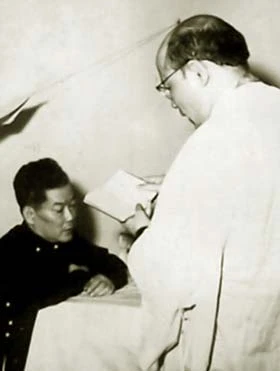 Ông Ngô Đình Cẩn nhận các nghi thức tôn giáo trước giờ ra pháp trường ngày 9-5-1964 - Ảnh: tư liệu