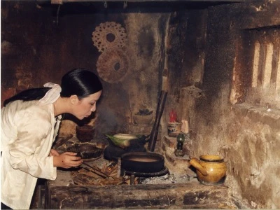 Đầu bếp Hoàng Anh bên bếp Việt. Hoàng Anh bên Tử cấm thành - Đại nội Huế. Ảnh: Đào Hoa Nữ