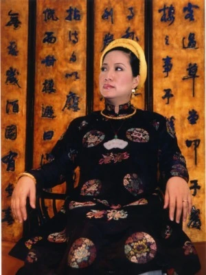 Chân dung nữ doanh nhân, nghệ nhân và sứ giả ẩm thực Việt Hồ Hoàng Anh trong trang phục cung đình Huế. Ảnh: Đào Hoa Nữ
