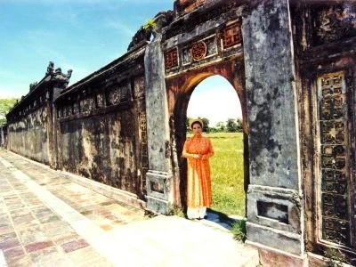 Đầu bếp Hoàng Anh bên bếp Việt. Hoàng Anh bên Tử cấm thành - Đại nội Huế. Ảnh: Đào Hoa Nữ