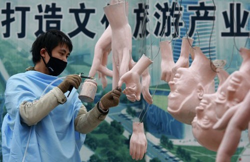 Các công nhân đang lắp đặt đèn lồng khổng lồ hình con rồng trên một hồ nước để chào đón năm mới Âm lịch ở Suining, tỉnh Tứ Xuyên. Năm mới cổ truyền ở Trung Quốc sẽ bắt đầu từ ngày 23/1 Dương lịch. Những người đàn ông Trung Quốc múa rồng trên một hồ nước đóng băng chào đón năm mới ở Shenyang, tỉnh Liêu Ninh ngày 1/1/2012. Thợ lặn múa rồng trong một sự kiện chào đón năm mới Âm lịch ở trong một bể cá tại Bắc Kinh ngày 5/1/2012. Công nhân trang trí một bức tượng hình con rồng để chuẩn bị cho một sự kiện chào đón năm mới cổ truyền ở Ôn Châu, Chiết Giang ngày 9/1. Một công nhân xịt sơn cho bộ phận của chiếc đèn lồng hình người, để chuẩn bị cho một sự kiện chào đón năm mới ở Suining, Tứ Xuyên. Công nhân đang lắp đặt một đèn lồng hình rồng ở trên tường ở Nam Kinh. Du khách chụp hình chiếc đèn lồng hình rồng rực sáng trong đêm ở Bắc Kinh ngày 7/1. Người mẫu đội một chiếc mũ làm từ chocolate, tại sự kiện Chocolate Thế giới ở Thượng Hải để chào đón năm mới. Học sinh cầm câu đối, đèn lồng và múa rồng để chào đóng năm mới tại một ngôi trường tiểu học tại Cửu Giang, Giang Tây. Công nhân nhập cư dùng bữa tại một công trường ở Thành Đô, Trung Quốc ngày 9/1. Hơn 1.400 công nhân nhập cư đã tham gia bữa ăn thường niên để chào mừng năm mới. Đèn lồng trang hoàng rực rỡ tại một con phố ở Zibo, Trung Quốc ngày 8/1. Công nhân đang dựng một bức tượng hình Quan Âm trên những chiếc đèn lồng hình rồng ở Tứ Xuyên ngày 7/1. Một giáo viên đang cho các học sinh xem bức tranh hình rồng ở một ngôi trường tiểu học tại tỉnh Sơn Đông ngày 5/1. Người đàn ông giơ bức thư có gắn tem hình rồng tại Huaibei, tỉnh An Huy ngày 5/1. Tem thư được thiết kế có hình rồng này đã gây ra sự chỉ trích của người dân, khi họ cho rằng con rồng này có hình dáng quá hung tợn.