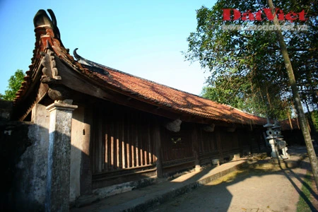 Bút tháp là một trong số ít những ngôi chùa cổ có kiến trúc theo kiểu "Nội Công Ngoại Quốc", được xây dựng trên quy mô lớn của Đồng bằng Bắc Bộ còn lại đến ngày nay.. Cụm kiến trúc trung tâm ở Chùa Bút Tháp bao gồm 8 đơn nguyên chạy song hành được bố trí đăng đối trên một đường "Thần Đạo" và được bao bọc bởi hai dãy hành lang chạy suốt dọc chùa ở hai bên. Điểm nhấn kiến trúc của chùa là tháp Bảo Nghiêm, hay Bút Tháp, nơi thờ Hòa thượng Chuyết Chuyết. Tháp cao 13,05 m, gồm 5 tầng với một phần đỉnh xây bằng đá xanh. Ngoài tầng đáy rộng hơn, 4 tầng trên gần giống nhau, rộng 2m. 5 góc của 5 tầng có 5 quả chuông nhỏ. Lòng tháp có một khoang tròn đường kính 2,29 m. Phần chân tháp được bao quanh bằng hai vòng tường cấu tạo bằng cột và lan can. Riêng ở tầng dưới cùng của toà tháp này có mười ba bức chạm đá với lấy đề tài chủ yếu là các con thú. Ngọn tháp là minh chứng cho tài ghép đá và nghệ thuật điêu khắc tuyệt vời của người thợ Việt Nam xưa. Một nét kiến trúc đặc sắc khác là chiếc cầu đá có ba nhịp uốn cong dẫn từ thượng điện đến ngôi tòa nhà Tích Thiện am, một công trình cấu tạo khung gỗ có 3 tầng mái. Hai bên cầu là hai hồ nhỏ thông nhau, có trồng cây thủy sinh, tạo nên sự hài hòa giữa vẻ đẹp kiến trúc và thiên nhiên. Cũng như tháp Bảo Nghiêm, cầu đá là nơi hội tụ của nhiều bức phù điêu và tượng đá giàu tính nghệ thuật. Chùa Bút Tháp là nơi lưu giữ tượng Quan Âm nghìn mắt nghìn tay nổi tiếng do nhà điêu khắc họ Trương tạc năm 1656, hiện được công nhận là bảo vật quốc gia. Đây được coi là một kiệt tác độc nhất vô nhị về tượng Phật và nghệ thuật tạc tượng - nghệ thuật làm nổi bật triết lý nhà Phật bằng ngôn ngữ tạo hình hàm súc. Gác chuông chùa có 2 tầng, 8 mái. Một góc sân chùa nhìn từ gác chuông. Vườn tháp tổ, nơi lưu giữ di cốt của các thiền sư từng tu hành tại chùa. Văn bia của chùa.