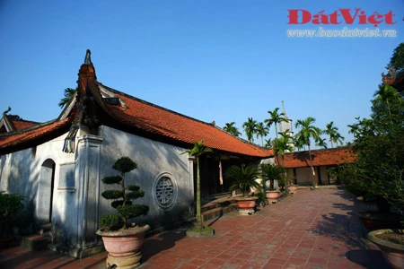 Bút tháp là một trong số ít những ngôi chùa cổ có kiến trúc theo kiểu "Nội Công Ngoại Quốc", được xây dựng trên quy mô lớn của Đồng bằng Bắc Bộ còn lại đến ngày nay.. Cụm kiến trúc trung tâm ở Chùa Bút Tháp bao gồm 8 đơn nguyên chạy song hành được bố trí đăng đối trên một đường "Thần Đạo" và được bao bọc bởi hai dãy hành lang chạy suốt dọc chùa ở hai bên. Điểm nhấn kiến trúc của chùa là tháp Bảo Nghiêm, hay Bút Tháp, nơi thờ Hòa thượng Chuyết Chuyết. Tháp cao 13,05 m, gồm 5 tầng với một phần đỉnh xây bằng đá xanh. Ngoài tầng đáy rộng hơn, 4 tầng trên gần giống nhau, rộng 2m. 5 góc của 5 tầng có 5 quả chuông nhỏ. Lòng tháp có một khoang tròn đường kính 2,29 m. Phần chân tháp được bao quanh bằng hai vòng tường cấu tạo bằng cột và lan can. Riêng ở tầng dưới cùng của toà tháp này có mười ba bức chạm đá với lấy đề tài chủ yếu là các con thú. Ngọn tháp là minh chứng cho tài ghép đá và nghệ thuật điêu khắc tuyệt vời của người thợ Việt Nam xưa. Một nét kiến trúc đặc sắc khác là chiếc cầu đá có ba nhịp uốn cong dẫn từ thượng điện đến ngôi tòa nhà Tích Thiện am, một công trình cấu tạo khung gỗ có 3 tầng mái. Hai bên cầu là hai hồ nhỏ thông nhau, có trồng cây thủy sinh, tạo nên sự hài hòa giữa vẻ đẹp kiến trúc và thiên nhiên. Cũng như tháp Bảo Nghiêm, cầu đá là nơi hội tụ của nhiều bức phù điêu và tượng đá giàu tính nghệ thuật. Chùa Bút Tháp là nơi lưu giữ tượng Quan Âm nghìn mắt nghìn tay nổi tiếng do nhà điêu khắc họ Trương tạc năm 1656, hiện được công nhận là bảo vật quốc gia. Đây được coi là một kiệt tác độc nhất vô nhị về tượng Phật và nghệ thuật tạc tượng - nghệ thuật làm nổi bật triết lý nhà Phật bằng ngôn ngữ tạo hình hàm súc. Gác chuông chùa có 2 tầng, 8 mái. Một góc sân chùa nhìn từ gác chuông. Vườn tháp tổ, nơi lưu giữ di cốt của các thiền sư từng tu hành tại chùa. Văn bia của chùa.