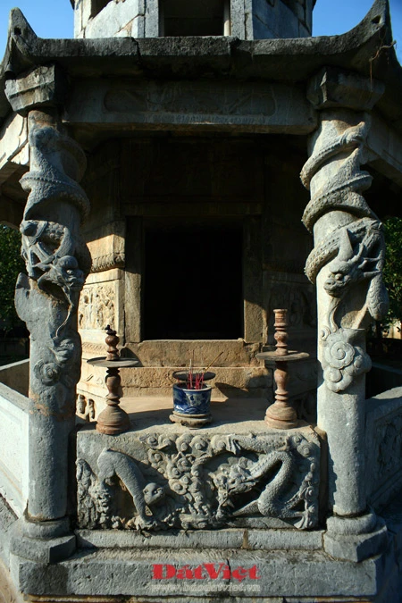 Bút tháp là một trong số ít những ngôi chùa cổ có kiến trúc theo kiểu "Nội Công Ngoại Quốc", được xây dựng trên quy mô lớn của Đồng bằng Bắc Bộ còn lại đến ngày nay.. Cụm kiến trúc trung tâm ở Chùa Bút Tháp bao gồm 8 đơn nguyên chạy song hành được bố trí đăng đối trên một đường "Thần Đạo" và được bao bọc bởi hai dãy hành lang chạy suốt dọc chùa ở hai bên. Điểm nhấn kiến trúc của chùa là tháp Bảo Nghiêm, hay Bút Tháp, nơi thờ Hòa thượng Chuyết Chuyết. Tháp cao 13,05 m, gồm 5 tầng với một phần đỉnh xây bằng đá xanh. Ngoài tầng đáy rộng hơn, 4 tầng trên gần giống nhau, rộng 2m. 5 góc của 5 tầng có 5 quả chuông nhỏ. Lòng tháp có một khoang tròn đường kính 2,29 m. Phần chân tháp được bao quanh bằng hai vòng tường cấu tạo bằng cột và lan can. Riêng ở tầng dưới cùng của toà tháp này có mười ba bức chạm đá với lấy đề tài chủ yếu là các con thú. Ngọn tháp là minh chứng cho tài ghép đá và nghệ thuật điêu khắc tuyệt vời của người thợ Việt Nam xưa. Một nét kiến trúc đặc sắc khác là chiếc cầu đá có ba nhịp uốn cong dẫn từ thượng điện đến ngôi tòa nhà Tích Thiện am, một công trình cấu tạo khung gỗ có 3 tầng mái. Hai bên cầu là hai hồ nhỏ thông nhau, có trồng cây thủy sinh, tạo nên sự hài hòa giữa vẻ đẹp kiến trúc và thiên nhiên. Cũng như tháp Bảo Nghiêm, cầu đá là nơi hội tụ của nhiều bức phù điêu và tượng đá giàu tính nghệ thuật. Chùa Bút Tháp là nơi lưu giữ tượng Quan Âm nghìn mắt nghìn tay nổi tiếng do nhà điêu khắc họ Trương tạc năm 1656, hiện được công nhận là bảo vật quốc gia. Đây được coi là một kiệt tác độc nhất vô nhị về tượng Phật và nghệ thuật tạc tượng - nghệ thuật làm nổi bật triết lý nhà Phật bằng ngôn ngữ tạo hình hàm súc. Gác chuông chùa có 2 tầng, 8 mái. Một góc sân chùa nhìn từ gác chuông. Vườn tháp tổ, nơi lưu giữ di cốt của các thiền sư từng tu hành tại chùa. Văn bia của chùa.