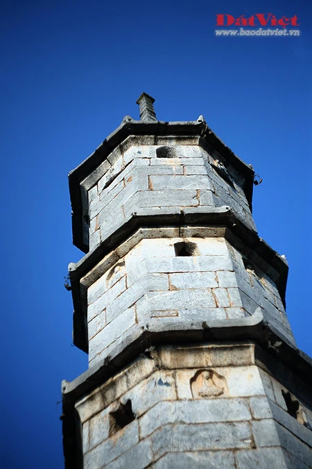 Bút tháp là một trong số ít những ngôi chùa cổ có kiến trúc theo kiểu "Nội Công Ngoại Quốc", được xây dựng trên quy mô lớn của Đồng bằng Bắc Bộ còn lại đến ngày nay.. Cụm kiến trúc trung tâm ở Chùa Bút Tháp bao gồm 8 đơn nguyên chạy song hành được bố trí đăng đối trên một đường "Thần Đạo" và được bao bọc bởi hai dãy hành lang chạy suốt dọc chùa ở hai bên. Điểm nhấn kiến trúc của chùa là tháp Bảo Nghiêm, hay Bút Tháp, nơi thờ Hòa thượng Chuyết Chuyết. Tháp cao 13,05 m, gồm 5 tầng với một phần đỉnh xây bằng đá xanh. Ngoài tầng đáy rộng hơn, 4 tầng trên gần giống nhau, rộng 2m. 5 góc của 5 tầng có 5 quả chuông nhỏ. Lòng tháp có một khoang tròn đường kính 2,29 m. Phần chân tháp được bao quanh bằng hai vòng tường cấu tạo bằng cột và lan can. Riêng ở tầng dưới cùng của toà tháp này có mười ba bức chạm đá với lấy đề tài chủ yếu là các con thú. Ngọn tháp là minh chứng cho tài ghép đá và nghệ thuật điêu khắc tuyệt vời của người thợ Việt Nam xưa. Một nét kiến trúc đặc sắc khác là chiếc cầu đá có ba nhịp uốn cong dẫn từ thượng điện đến ngôi tòa nhà Tích Thiện am, một công trình cấu tạo khung gỗ có 3 tầng mái. Hai bên cầu là hai hồ nhỏ thông nhau, có trồng cây thủy sinh, tạo nên sự hài hòa giữa vẻ đẹp kiến trúc và thiên nhiên. Cũng như tháp Bảo Nghiêm, cầu đá là nơi hội tụ của nhiều bức phù điêu và tượng đá giàu tính nghệ thuật. Chùa Bút Tháp là nơi lưu giữ tượng Quan Âm nghìn mắt nghìn tay nổi tiếng do nhà điêu khắc họ Trương tạc năm 1656, hiện được công nhận là bảo vật quốc gia. Đây được coi là một kiệt tác độc nhất vô nhị về tượng Phật và nghệ thuật tạc tượng - nghệ thuật làm nổi bật triết lý nhà Phật bằng ngôn ngữ tạo hình hàm súc. Gác chuông chùa có 2 tầng, 8 mái. Một góc sân chùa nhìn từ gác chuông. Vườn tháp tổ, nơi lưu giữ di cốt của các thiền sư từng tu hành tại chùa. Văn bia của chùa.