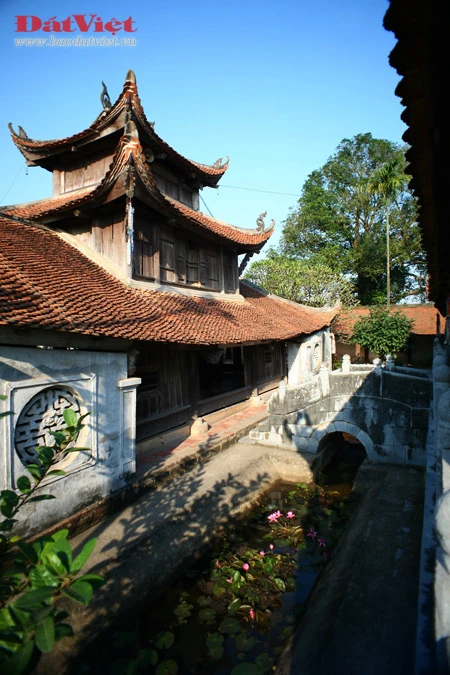 Bút tháp là một trong số ít những ngôi chùa cổ có kiến trúc theo kiểu "Nội Công Ngoại Quốc", được xây dựng trên quy mô lớn của Đồng bằng Bắc Bộ còn lại đến ngày nay.. Cụm kiến trúc trung tâm ở Chùa Bút Tháp bao gồm 8 đơn nguyên chạy song hành được bố trí đăng đối trên một đường "Thần Đạo" và được bao bọc bởi hai dãy hành lang chạy suốt dọc chùa ở hai bên. Điểm nhấn kiến trúc của chùa là tháp Bảo Nghiêm, hay Bút Tháp, nơi thờ Hòa thượng Chuyết Chuyết. Tháp cao 13,05 m, gồm 5 tầng với một phần đỉnh xây bằng đá xanh. Ngoài tầng đáy rộng hơn, 4 tầng trên gần giống nhau, rộng 2m. 5 góc của 5 tầng có 5 quả chuông nhỏ. Lòng tháp có một khoang tròn đường kính 2,29 m. Phần chân tháp được bao quanh bằng hai vòng tường cấu tạo bằng cột và lan can. Riêng ở tầng dưới cùng của toà tháp này có mười ba bức chạm đá với lấy đề tài chủ yếu là các con thú. Ngọn tháp là minh chứng cho tài ghép đá và nghệ thuật điêu khắc tuyệt vời của người thợ Việt Nam xưa. Một nét kiến trúc đặc sắc khác là chiếc cầu đá có ba nhịp uốn cong dẫn từ thượng điện đến ngôi tòa nhà Tích Thiện am, một công trình cấu tạo khung gỗ có 3 tầng mái. Hai bên cầu là hai hồ nhỏ thông nhau, có trồng cây thủy sinh, tạo nên sự hài hòa giữa vẻ đẹp kiến trúc và thiên nhiên. Cũng như tháp Bảo Nghiêm, cầu đá là nơi hội tụ của nhiều bức phù điêu và tượng đá giàu tính nghệ thuật. Chùa Bút Tháp là nơi lưu giữ tượng Quan Âm nghìn mắt nghìn tay nổi tiếng do nhà điêu khắc họ Trương tạc năm 1656, hiện được công nhận là bảo vật quốc gia. Đây được coi là một kiệt tác độc nhất vô nhị về tượng Phật và nghệ thuật tạc tượng - nghệ thuật làm nổi bật triết lý nhà Phật bằng ngôn ngữ tạo hình hàm súc. Gác chuông chùa có 2 tầng, 8 mái. Một góc sân chùa nhìn từ gác chuông. Vườn tháp tổ, nơi lưu giữ di cốt của các thiền sư từng tu hành tại chùa. Văn bia của chùa.