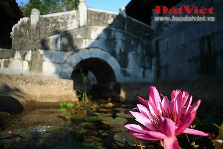 Bút tháp là một trong số ít những ngôi chùa cổ có kiến trúc theo kiểu "Nội Công Ngoại Quốc", được xây dựng trên quy mô lớn của Đồng bằng Bắc Bộ còn lại đến ngày nay.. Cụm kiến trúc trung tâm ở Chùa Bút Tháp bao gồm 8 đơn nguyên chạy song hành được bố trí đăng đối trên một đường "Thần Đạo" và được bao bọc bởi hai dãy hành lang chạy suốt dọc chùa ở hai bên. Điểm nhấn kiến trúc của chùa là tháp Bảo Nghiêm, hay Bút Tháp, nơi thờ Hòa thượng Chuyết Chuyết. Tháp cao 13,05 m, gồm 5 tầng với một phần đỉnh xây bằng đá xanh. Ngoài tầng đáy rộng hơn, 4 tầng trên gần giống nhau, rộng 2m. 5 góc của 5 tầng có 5 quả chuông nhỏ. Lòng tháp có một khoang tròn đường kính 2,29 m. Phần chân tháp được bao quanh bằng hai vòng tường cấu tạo bằng cột và lan can. Riêng ở tầng dưới cùng của toà tháp này có mười ba bức chạm đá với lấy đề tài chủ yếu là các con thú. Ngọn tháp là minh chứng cho tài ghép đá và nghệ thuật điêu khắc tuyệt vời của người thợ Việt Nam xưa. Một nét kiến trúc đặc sắc khác là chiếc cầu đá có ba nhịp uốn cong dẫn từ thượng điện đến ngôi tòa nhà Tích Thiện am, một công trình cấu tạo khung gỗ có 3 tầng mái. Hai bên cầu là hai hồ nhỏ thông nhau, có trồng cây thủy sinh, tạo nên sự hài hòa giữa vẻ đẹp kiến trúc và thiên nhiên. Cũng như tháp Bảo Nghiêm, cầu đá là nơi hội tụ của nhiều bức phù điêu và tượng đá giàu tính nghệ thuật. Chùa Bút Tháp là nơi lưu giữ tượng Quan Âm nghìn mắt nghìn tay nổi tiếng do nhà điêu khắc họ Trương tạc năm 1656, hiện được công nhận là bảo vật quốc gia. Đây được coi là một kiệt tác độc nhất vô nhị về tượng Phật và nghệ thuật tạc tượng - nghệ thuật làm nổi bật triết lý nhà Phật bằng ngôn ngữ tạo hình hàm súc. Gác chuông chùa có 2 tầng, 8 mái. Một góc sân chùa nhìn từ gác chuông. Vườn tháp tổ, nơi lưu giữ di cốt của các thiền sư từng tu hành tại chùa. Văn bia của chùa.