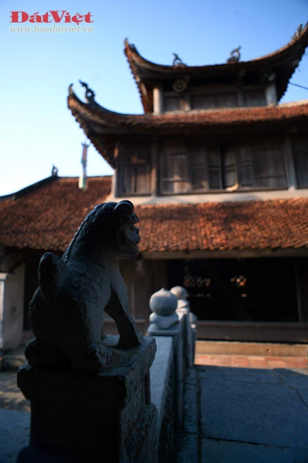 Bút tháp là một trong số ít những ngôi chùa cổ có kiến trúc theo kiểu "Nội Công Ngoại Quốc", được xây dựng trên quy mô lớn của Đồng bằng Bắc Bộ còn lại đến ngày nay.. Cụm kiến trúc trung tâm ở Chùa Bút Tháp bao gồm 8 đơn nguyên chạy song hành được bố trí đăng đối trên một đường "Thần Đạo" và được bao bọc bởi hai dãy hành lang chạy suốt dọc chùa ở hai bên. Điểm nhấn kiến trúc của chùa là tháp Bảo Nghiêm, hay Bút Tháp, nơi thờ Hòa thượng Chuyết Chuyết. Tháp cao 13,05 m, gồm 5 tầng với một phần đỉnh xây bằng đá xanh. Ngoài tầng đáy rộng hơn, 4 tầng trên gần giống nhau, rộng 2m. 5 góc của 5 tầng có 5 quả chuông nhỏ. Lòng tháp có một khoang tròn đường kính 2,29 m. Phần chân tháp được bao quanh bằng hai vòng tường cấu tạo bằng cột và lan can. Riêng ở tầng dưới cùng của toà tháp này có mười ba bức chạm đá với lấy đề tài chủ yếu là các con thú. Ngọn tháp là minh chứng cho tài ghép đá và nghệ thuật điêu khắc tuyệt vời của người thợ Việt Nam xưa. Một nét kiến trúc đặc sắc khác là chiếc cầu đá có ba nhịp uốn cong dẫn từ thượng điện đến ngôi tòa nhà Tích Thiện am, một công trình cấu tạo khung gỗ có 3 tầng mái. Hai bên cầu là hai hồ nhỏ thông nhau, có trồng cây thủy sinh, tạo nên sự hài hòa giữa vẻ đẹp kiến trúc và thiên nhiên. Cũng như tháp Bảo Nghiêm, cầu đá là nơi hội tụ của nhiều bức phù điêu và tượng đá giàu tính nghệ thuật. Chùa Bút Tháp là nơi lưu giữ tượng Quan Âm nghìn mắt nghìn tay nổi tiếng do nhà điêu khắc họ Trương tạc năm 1656, hiện được công nhận là bảo vật quốc gia. Đây được coi là một kiệt tác độc nhất vô nhị về tượng Phật và nghệ thuật tạc tượng - nghệ thuật làm nổi bật triết lý nhà Phật bằng ngôn ngữ tạo hình hàm súc. Gác chuông chùa có 2 tầng, 8 mái. Một góc sân chùa nhìn từ gác chuông. Vườn tháp tổ, nơi lưu giữ di cốt của các thiền sư từng tu hành tại chùa. Văn bia của chùa.