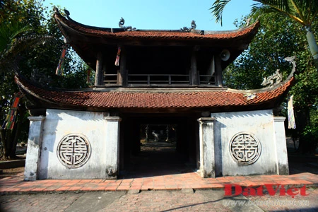 Bút tháp là một trong số ít những ngôi chùa cổ có kiến trúc theo kiểu "Nội Công Ngoại Quốc", được xây dựng trên quy mô lớn của Đồng bằng Bắc Bộ còn lại đến ngày nay.. Cụm kiến trúc trung tâm ở Chùa Bút Tháp bao gồm 8 đơn nguyên chạy song hành được bố trí đăng đối trên một đường "Thần Đạo" và được bao bọc bởi hai dãy hành lang chạy suốt dọc chùa ở hai bên. Điểm nhấn kiến trúc của chùa là tháp Bảo Nghiêm, hay Bút Tháp, nơi thờ Hòa thượng Chuyết Chuyết. Tháp cao 13,05 m, gồm 5 tầng với một phần đỉnh xây bằng đá xanh. Ngoài tầng đáy rộng hơn, 4 tầng trên gần giống nhau, rộng 2m. 5 góc của 5 tầng có 5 quả chuông nhỏ. Lòng tháp có một khoang tròn đường kính 2,29 m. Phần chân tháp được bao quanh bằng hai vòng tường cấu tạo bằng cột và lan can. Riêng ở tầng dưới cùng của toà tháp này có mười ba bức chạm đá với lấy đề tài chủ yếu là các con thú. Ngọn tháp là minh chứng cho tài ghép đá và nghệ thuật điêu khắc tuyệt vời của người thợ Việt Nam xưa. Một nét kiến trúc đặc sắc khác là chiếc cầu đá có ba nhịp uốn cong dẫn từ thượng điện đến ngôi tòa nhà Tích Thiện am, một công trình cấu tạo khung gỗ có 3 tầng mái. Hai bên cầu là hai hồ nhỏ thông nhau, có trồng cây thủy sinh, tạo nên sự hài hòa giữa vẻ đẹp kiến trúc và thiên nhiên. Cũng như tháp Bảo Nghiêm, cầu đá là nơi hội tụ của nhiều bức phù điêu và tượng đá giàu tính nghệ thuật. Chùa Bút Tháp là nơi lưu giữ tượng Quan Âm nghìn mắt nghìn tay nổi tiếng do nhà điêu khắc họ Trương tạc năm 1656, hiện được công nhận là bảo vật quốc gia. Đây được coi là một kiệt tác độc nhất vô nhị về tượng Phật và nghệ thuật tạc tượng - nghệ thuật làm nổi bật triết lý nhà Phật bằng ngôn ngữ tạo hình hàm súc. Gác chuông chùa có 2 tầng, 8 mái. Một góc sân chùa nhìn từ gác chuông. Vườn tháp tổ, nơi lưu giữ di cốt của các thiền sư từng tu hành tại chùa. Văn bia của chùa.