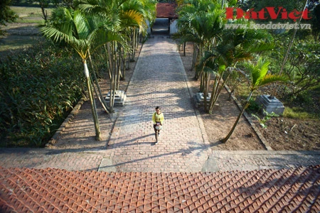 Bút tháp là một trong số ít những ngôi chùa cổ có kiến trúc theo kiểu "Nội Công Ngoại Quốc", được xây dựng trên quy mô lớn của Đồng bằng Bắc Bộ còn lại đến ngày nay.. Cụm kiến trúc trung tâm ở Chùa Bút Tháp bao gồm 8 đơn nguyên chạy song hành được bố trí đăng đối trên một đường "Thần Đạo" và được bao bọc bởi hai dãy hành lang chạy suốt dọc chùa ở hai bên. Điểm nhấn kiến trúc của chùa là tháp Bảo Nghiêm, hay Bút Tháp, nơi thờ Hòa thượng Chuyết Chuyết. Tháp cao 13,05 m, gồm 5 tầng với một phần đỉnh xây bằng đá xanh. Ngoài tầng đáy rộng hơn, 4 tầng trên gần giống nhau, rộng 2m. 5 góc của 5 tầng có 5 quả chuông nhỏ. Lòng tháp có một khoang tròn đường kính 2,29 m. Phần chân tháp được bao quanh bằng hai vòng tường cấu tạo bằng cột và lan can. Riêng ở tầng dưới cùng của toà tháp này có mười ba bức chạm đá với lấy đề tài chủ yếu là các con thú. Ngọn tháp là minh chứng cho tài ghép đá và nghệ thuật điêu khắc tuyệt vời của người thợ Việt Nam xưa. Một nét kiến trúc đặc sắc khác là chiếc cầu đá có ba nhịp uốn cong dẫn từ thượng điện đến ngôi tòa nhà Tích Thiện am, một công trình cấu tạo khung gỗ có 3 tầng mái. Hai bên cầu là hai hồ nhỏ thông nhau, có trồng cây thủy sinh, tạo nên sự hài hòa giữa vẻ đẹp kiến trúc và thiên nhiên. Cũng như tháp Bảo Nghiêm, cầu đá là nơi hội tụ của nhiều bức phù điêu và tượng đá giàu tính nghệ thuật. Chùa Bút Tháp là nơi lưu giữ tượng Quan Âm nghìn mắt nghìn tay nổi tiếng do nhà điêu khắc họ Trương tạc năm 1656, hiện được công nhận là bảo vật quốc gia. Đây được coi là một kiệt tác độc nhất vô nhị về tượng Phật và nghệ thuật tạc tượng - nghệ thuật làm nổi bật triết lý nhà Phật bằng ngôn ngữ tạo hình hàm súc. Gác chuông chùa có 2 tầng, 8 mái. Một góc sân chùa nhìn từ gác chuông. Vườn tháp tổ, nơi lưu giữ di cốt của các thiền sư từng tu hành tại chùa. Văn bia của chùa.