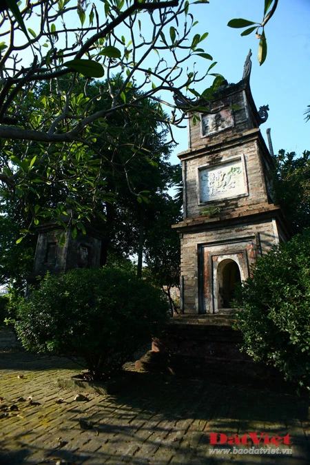 Bút tháp là một trong số ít những ngôi chùa cổ có kiến trúc theo kiểu "Nội Công Ngoại Quốc", được xây dựng trên quy mô lớn của Đồng bằng Bắc Bộ còn lại đến ngày nay.. Cụm kiến trúc trung tâm ở Chùa Bút Tháp bao gồm 8 đơn nguyên chạy song hành được bố trí đăng đối trên một đường "Thần Đạo" và được bao bọc bởi hai dãy hành lang chạy suốt dọc chùa ở hai bên. Điểm nhấn kiến trúc của chùa là tháp Bảo Nghiêm, hay Bút Tháp, nơi thờ Hòa thượng Chuyết Chuyết. Tháp cao 13,05 m, gồm 5 tầng với một phần đỉnh xây bằng đá xanh. Ngoài tầng đáy rộng hơn, 4 tầng trên gần giống nhau, rộng 2m. 5 góc của 5 tầng có 5 quả chuông nhỏ. Lòng tháp có một khoang tròn đường kính 2,29 m. Phần chân tháp được bao quanh bằng hai vòng tường cấu tạo bằng cột và lan can. Riêng ở tầng dưới cùng của toà tháp này có mười ba bức chạm đá với lấy đề tài chủ yếu là các con thú. Ngọn tháp là minh chứng cho tài ghép đá và nghệ thuật điêu khắc tuyệt vời của người thợ Việt Nam xưa. Một nét kiến trúc đặc sắc khác là chiếc cầu đá có ba nhịp uốn cong dẫn từ thượng điện đến ngôi tòa nhà Tích Thiện am, một công trình cấu tạo khung gỗ có 3 tầng mái. Hai bên cầu là hai hồ nhỏ thông nhau, có trồng cây thủy sinh, tạo nên sự hài hòa giữa vẻ đẹp kiến trúc và thiên nhiên. Cũng như tháp Bảo Nghiêm, cầu đá là nơi hội tụ của nhiều bức phù điêu và tượng đá giàu tính nghệ thuật. Chùa Bút Tháp là nơi lưu giữ tượng Quan Âm nghìn mắt nghìn tay nổi tiếng do nhà điêu khắc họ Trương tạc năm 1656, hiện được công nhận là bảo vật quốc gia. Đây được coi là một kiệt tác độc nhất vô nhị về tượng Phật và nghệ thuật tạc tượng - nghệ thuật làm nổi bật triết lý nhà Phật bằng ngôn ngữ tạo hình hàm súc. Gác chuông chùa có 2 tầng, 8 mái. Một góc sân chùa nhìn từ gác chuông. Vườn tháp tổ, nơi lưu giữ di cốt của các thiền sư từng tu hành tại chùa. Văn bia của chùa.