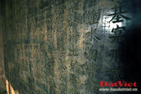 Bút tháp là một trong số ít những ngôi chùa cổ có kiến trúc theo kiểu "Nội Công Ngoại Quốc", được xây dựng trên quy mô lớn của Đồng bằng Bắc Bộ còn lại đến ngày nay.. Cụm kiến trúc trung tâm ở Chùa Bút Tháp bao gồm 8 đơn nguyên chạy song hành được bố trí đăng đối trên một đường "Thần Đạo" và được bao bọc bởi hai dãy hành lang chạy suốt dọc chùa ở hai bên. Điểm nhấn kiến trúc của chùa là tháp Bảo Nghiêm, hay Bút Tháp, nơi thờ Hòa thượng Chuyết Chuyết. Tháp cao 13,05 m, gồm 5 tầng với một phần đỉnh xây bằng đá xanh. Ngoài tầng đáy rộng hơn, 4 tầng trên gần giống nhau, rộng 2m. 5 góc của 5 tầng có 5 quả chuông nhỏ. Lòng tháp có một khoang tròn đường kính 2,29 m. Phần chân tháp được bao quanh bằng hai vòng tường cấu tạo bằng cột và lan can. Riêng ở tầng dưới cùng của toà tháp này có mười ba bức chạm đá với lấy đề tài chủ yếu là các con thú. Ngọn tháp là minh chứng cho tài ghép đá và nghệ thuật điêu khắc tuyệt vời của người thợ Việt Nam xưa. Một nét kiến trúc đặc sắc khác là chiếc cầu đá có ba nhịp uốn cong dẫn từ thượng điện đến ngôi tòa nhà Tích Thiện am, một công trình cấu tạo khung gỗ có 3 tầng mái. Hai bên cầu là hai hồ nhỏ thông nhau, có trồng cây thủy sinh, tạo nên sự hài hòa giữa vẻ đẹp kiến trúc và thiên nhiên. Cũng như tháp Bảo Nghiêm, cầu đá là nơi hội tụ của nhiều bức phù điêu và tượng đá giàu tính nghệ thuật. Chùa Bút Tháp là nơi lưu giữ tượng Quan Âm nghìn mắt nghìn tay nổi tiếng do nhà điêu khắc họ Trương tạc năm 1656, hiện được công nhận là bảo vật quốc gia. Đây được coi là một kiệt tác độc nhất vô nhị về tượng Phật và nghệ thuật tạc tượng - nghệ thuật làm nổi bật triết lý nhà Phật bằng ngôn ngữ tạo hình hàm súc. Gác chuông chùa có 2 tầng, 8 mái. Một góc sân chùa nhìn từ gác chuông. Vườn tháp tổ, nơi lưu giữ di cốt của các thiền sư từng tu hành tại chùa. Văn bia của chùa.