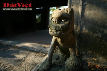 Bút tháp là một trong số ít những ngôi chùa cổ có kiến trúc theo kiểu "Nội Công Ngoại Quốc", được xây dựng trên quy mô lớn của Đồng bằng Bắc Bộ còn lại đến ngày nay.. Cụm kiến trúc trung tâm ở Chùa Bút Tháp bao gồm 8 đơn nguyên chạy song hành được bố trí đăng đối trên một đường "Thần Đạo" và được bao bọc bởi hai dãy hành lang chạy suốt dọc chùa ở hai bên. Điểm nhấn kiến trúc của chùa là tháp Bảo Nghiêm, hay Bút Tháp, nơi thờ Hòa thượng Chuyết Chuyết. Tháp cao 13,05 m, gồm 5 tầng với một phần đỉnh xây bằng đá xanh. Ngoài tầng đáy rộng hơn, 4 tầng trên gần giống nhau, rộng 2m. 5 góc của 5 tầng có 5 quả chuông nhỏ. Lòng tháp có một khoang tròn đường kính 2,29 m. Phần chân tháp được bao quanh bằng hai vòng tường cấu tạo bằng cột và lan can. Riêng ở tầng dưới cùng của toà tháp này có mười ba bức chạm đá với lấy đề tài chủ yếu là các con thú. Ngọn tháp là minh chứng cho tài ghép đá và nghệ thuật điêu khắc tuyệt vời của người thợ Việt Nam xưa. Một nét kiến trúc đặc sắc khác là chiếc cầu đá có ba nhịp uốn cong dẫn từ thượng điện đến ngôi tòa nhà Tích Thiện am, một công trình cấu tạo khung gỗ có 3 tầng mái. Hai bên cầu là hai hồ nhỏ thông nhau, có trồng cây thủy sinh, tạo nên sự hài hòa giữa vẻ đẹp kiến trúc và thiên nhiên. Cũng như tháp Bảo Nghiêm, cầu đá là nơi hội tụ của nhiều bức phù điêu và tượng đá giàu tính nghệ thuật. Chùa Bút Tháp là nơi lưu giữ tượng Quan Âm nghìn mắt nghìn tay nổi tiếng do nhà điêu khắc họ Trương tạc năm 1656, hiện được công nhận là bảo vật quốc gia. Đây được coi là một kiệt tác độc nhất vô nhị về tượng Phật và nghệ thuật tạc tượng - nghệ thuật làm nổi bật triết lý nhà Phật bằng ngôn ngữ tạo hình hàm súc. Gác chuông chùa có 2 tầng, 8 mái. Một góc sân chùa nhìn từ gác chuông. Vườn tháp tổ, nơi lưu giữ di cốt của các thiền sư từng tu hành tại chùa. Văn bia của chùa.