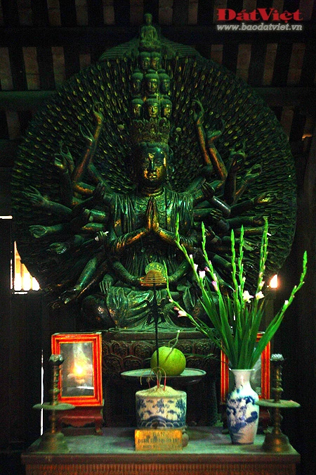 Bút tháp là một trong số ít những ngôi chùa cổ có kiến trúc theo kiểu "Nội Công Ngoại Quốc", được xây dựng trên quy mô lớn của Đồng bằng Bắc Bộ còn lại đến ngày nay.. Cụm kiến trúc trung tâm ở Chùa Bút Tháp bao gồm 8 đơn nguyên chạy song hành được bố trí đăng đối trên một đường "Thần Đạo" và được bao bọc bởi hai dãy hành lang chạy suốt dọc chùa ở hai bên. Điểm nhấn kiến trúc của chùa là tháp Bảo Nghiêm, hay Bút Tháp, nơi thờ Hòa thượng Chuyết Chuyết. Tháp cao 13,05 m, gồm 5 tầng với một phần đỉnh xây bằng đá xanh. Ngoài tầng đáy rộng hơn, 4 tầng trên gần giống nhau, rộng 2m. 5 góc của 5 tầng có 5 quả chuông nhỏ. Lòng tháp có một khoang tròn đường kính 2,29 m. Phần chân tháp được bao quanh bằng hai vòng tường cấu tạo bằng cột và lan can. Riêng ở tầng dưới cùng của toà tháp này có mười ba bức chạm đá với lấy đề tài chủ yếu là các con thú. Ngọn tháp là minh chứng cho tài ghép đá và nghệ thuật điêu khắc tuyệt vời của người thợ Việt Nam xưa. Một nét kiến trúc đặc sắc khác là chiếc cầu đá có ba nhịp uốn cong dẫn từ thượng điện đến ngôi tòa nhà Tích Thiện am, một công trình cấu tạo khung gỗ có 3 tầng mái. Hai bên cầu là hai hồ nhỏ thông nhau, có trồng cây thủy sinh, tạo nên sự hài hòa giữa vẻ đẹp kiến trúc và thiên nhiên. Cũng như tháp Bảo Nghiêm, cầu đá là nơi hội tụ của nhiều bức phù điêu và tượng đá giàu tính nghệ thuật. Chùa Bút Tháp là nơi lưu giữ tượng Quan Âm nghìn mắt nghìn tay nổi tiếng do nhà điêu khắc họ Trương tạc năm 1656, hiện được công nhận là bảo vật quốc gia. Đây được coi là một kiệt tác độc nhất vô nhị về tượng Phật và nghệ thuật tạc tượng - nghệ thuật làm nổi bật triết lý nhà Phật bằng ngôn ngữ tạo hình hàm súc. Gác chuông chùa có 2 tầng, 8 mái. Một góc sân chùa nhìn từ gác chuông. Vườn tháp tổ, nơi lưu giữ di cốt của các thiền sư từng tu hành tại chùa. Văn bia của chùa.