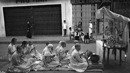 “Phật xuống đường” trên đường Huỳnh Thúc Kháng - Ảnh: N.N.