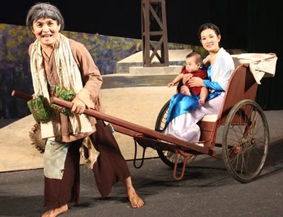 Xuân Hinh và Thanh Thanh Hiền trong tiểu phẩm "Người ngựa, ngựa người" ra mắt năm 2011. Xuân Hinh và Thanh Thanh Hiền sẽ diễn solo trong "Tết Hà Nội Xưa và Nay 2012"