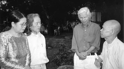 HT. Thích Chơn Tế (bìa phải) kể với ông bà nhà văn Bửu Ý về chuyện xuống tóc cho sinh viên Nguyễn Đắc Xuân vào mùa hè 1966 - Ảnh tư liệu N.Đ.X.