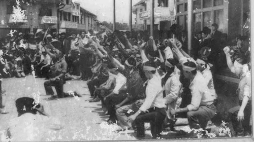 Nét độc đáo nhất của phong trào đấu tranh đô thị của sinh viên miền Trung là sự ra đời của Đoàn sinh viên quyết tử. Đầu tiên là ở Huế, sau lan rộng ra nhiều tỉnh thành khác. Trong ảnh: Đoàn sinh viên học sinh quyết tử Đà Lạt làm lễ ra mắt và thề quyết tâm tranh đấu chống Mỹ - Thiệu trước nhà hát Hòa Bình - Ảnh tư liệu N.Đ.X.