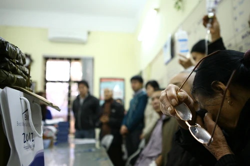 Không kìm được cảm xúc của mình, bác bệnh nhân đã khóc trước những tấm lòng hảo tâm của nhà chùa.