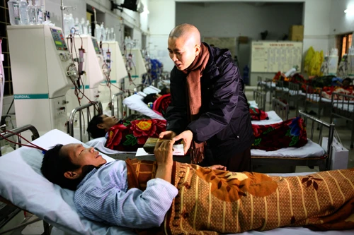 Sư Cô Thích Tịnh Quán thăm hỏi và tặng bánh chưng cùng bao lì xì cho bệnh nhân tại Bệnh viện Nông nghiệp.