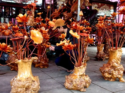 Hoa bằng gỗ, đó là loại hoa đặc biệt của Huế, bày bán ở chợ hoa Công viên Phú Xuân, tuy nhiên giá hơi đắt - Ảnh: Hoàng Thành