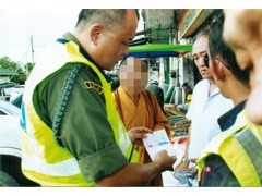 Malaysia: Kêu gọi người dân cảnh giác với nạn sư giả ảnh 1 Đang kiểm tra hộ chiếu một nhà sư giả tại Quảng trường Lido.jpg