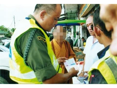 Đang kiểm tra hộ chiếu một nhà sư giả tại Quảng trường Lido.jpg