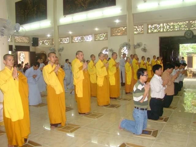 Công ty Dầu khí đến chùa cầu an ảnh 1 wPhongChauDSC098981.JPG