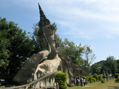 Tượng Phật nằm, dài 120m, tại Công viên Phật