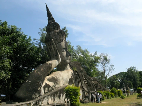 Tượng Phật nằm, dài 120m, tại Công viên Phật