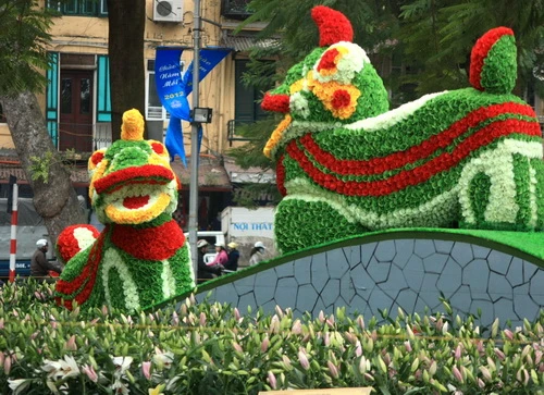 Tiểu cảnh "song lân mở hội" ở lối vào đầu vào đường Đinh Tiên Hoàng