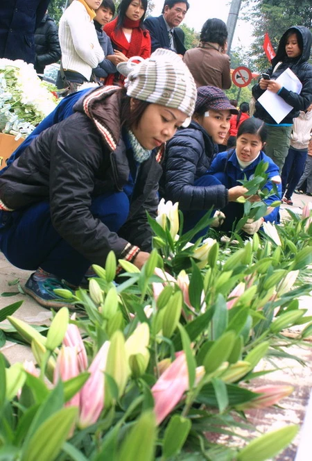 Các công tác trang trí tại trước Tượng đài Lý Thái Tổ, nơi sẽ diễn ra những sự kiện và không gian chính của lễ hội