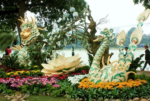 Tác phẩm "Huyền thoại Việt" trước vườn hoa Lý Thái Tổ