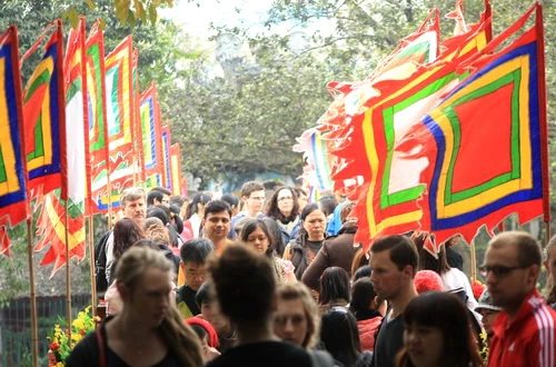 Cầu Thê Húc được trang trí rợp cờ thần trong những ngày diễn ra lễ hội