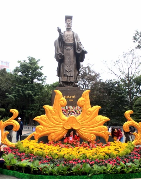 Tiểu cảnh nghệ thuật trước Tượng đài vua Lý Thái Tổ...